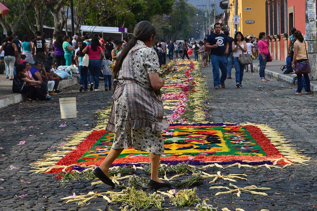 Antigua-Guatemala-visiting-religious-sites