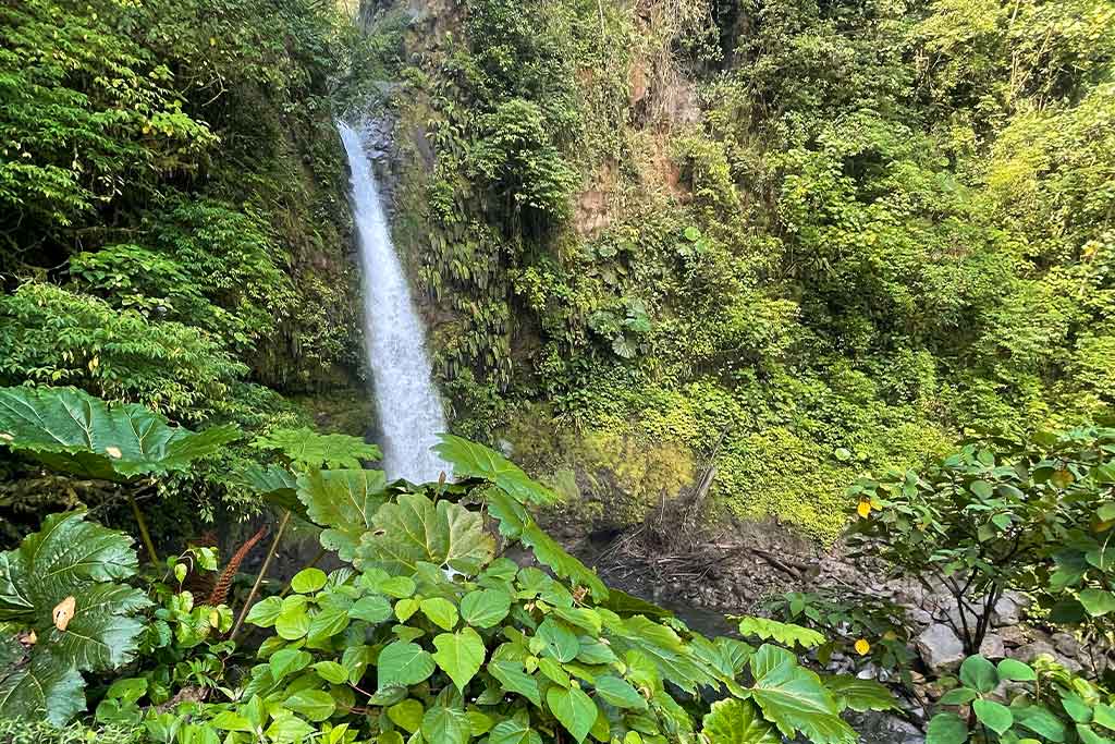 Costa-Rica-on-a-Budget-waterfalls