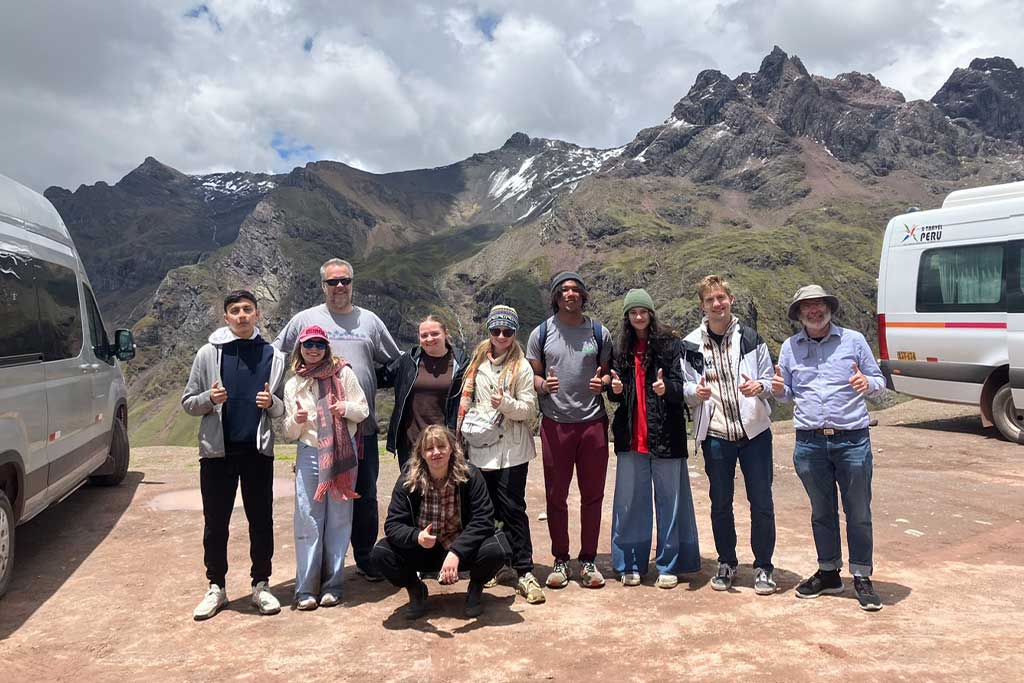 traveling-and-volunteering-family-cusco