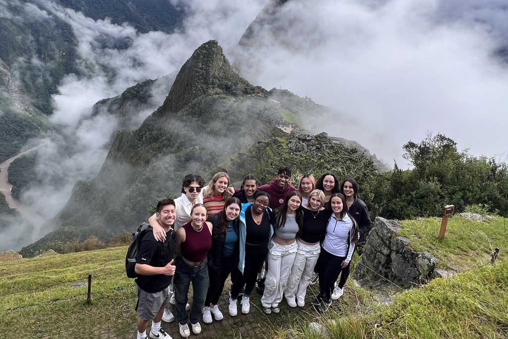 volunteering-and-learning-spanish-in-peru-couples